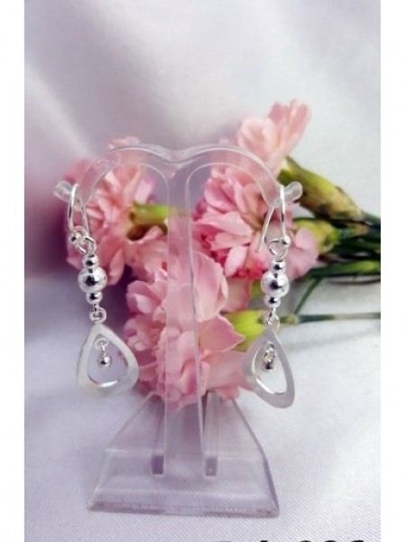 Sade Sallantılı Gümüş Küpe