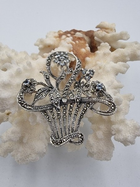 Gümüş, markazit, mavi zirkon taşlı çiçek sepeti broş